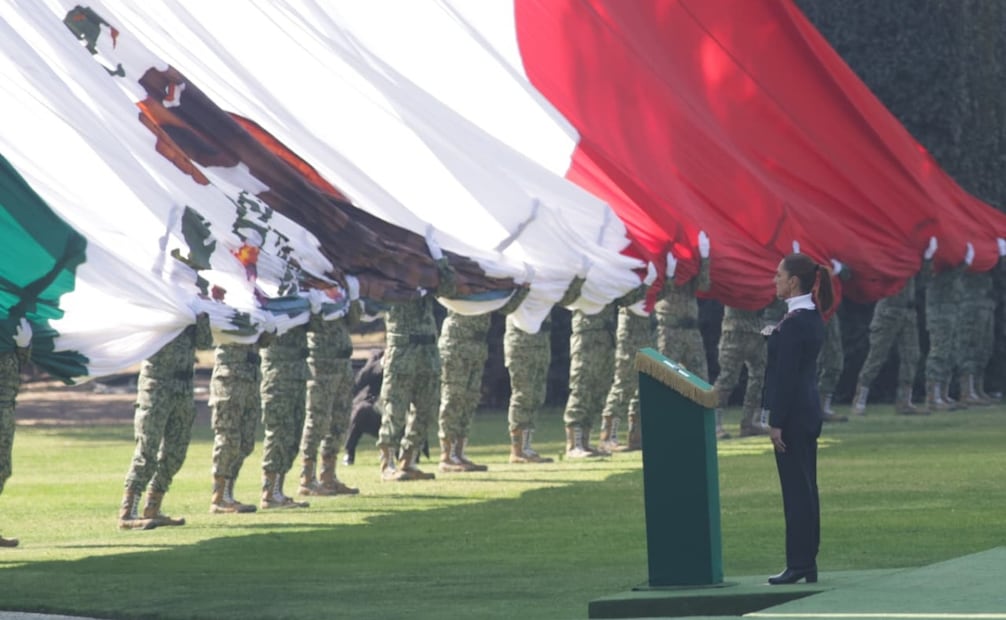 La presidenta de México, Claudia Sheinbaum, encabezó la ceremonia por el Día de la Bandera en el Campo Marte. Foto: Carlos Mejía / EL UNIVERSAL.