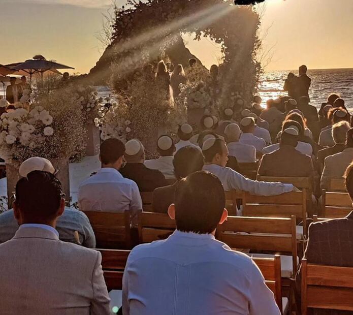 Invitados a la boda de la hija de Adela Micha, portan el kipá. 
Foto: Instagram