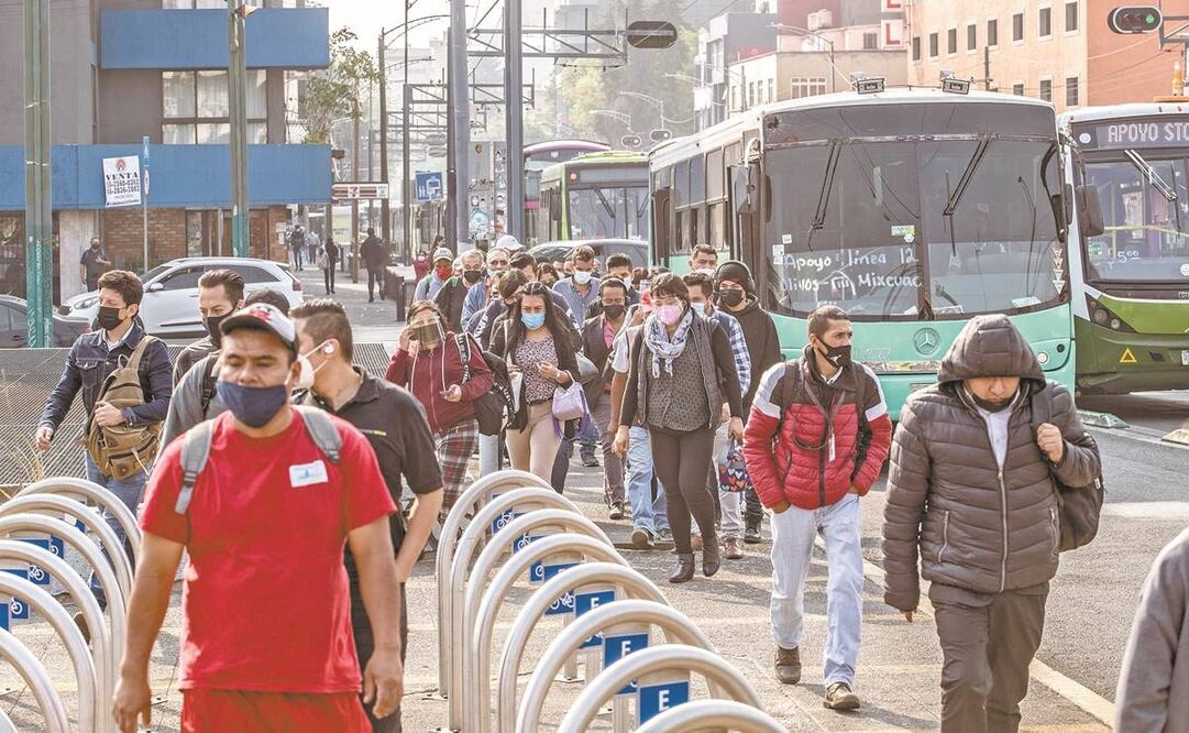 Los choferes de los camiones dijeron que deben bajar a los usuarios en cada estación de la Línea 12, no se pueden detener calles antes, aunque toquen el timbre. Foto: Germán Espinosa/ El Universal.