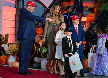 VIDEO: Trump y Melania dan dulces a decenas de niños previo a Halloween