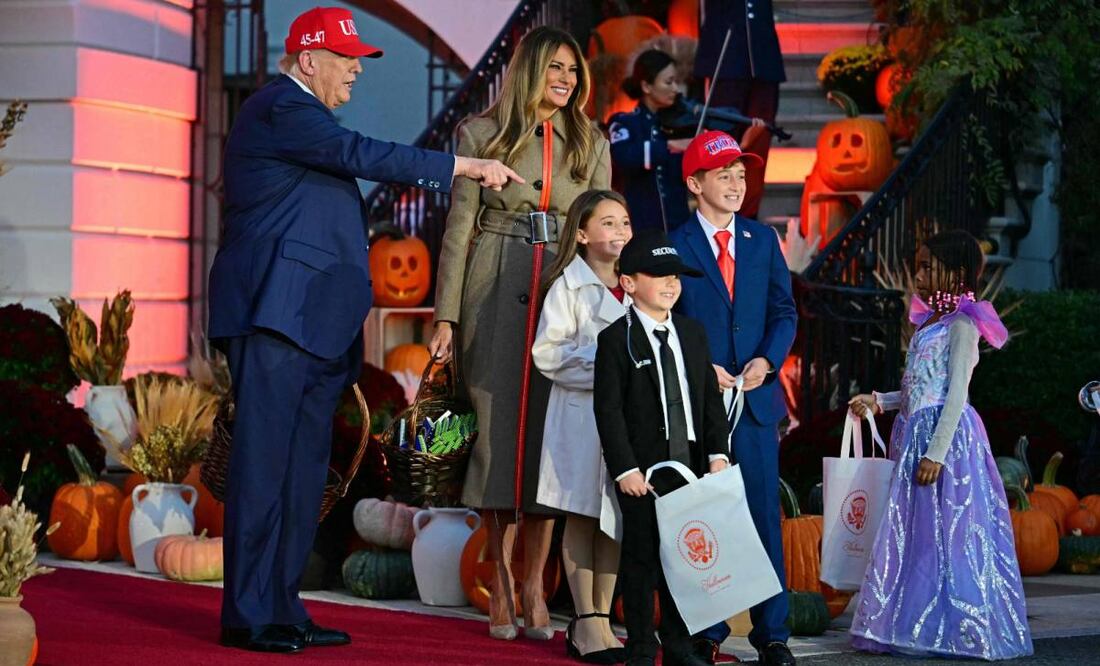 Donald y Melania dan dulces a infancias por Halloween, acompañados del Servicio Secreto de EU. (30/10/25) Foto: AFP