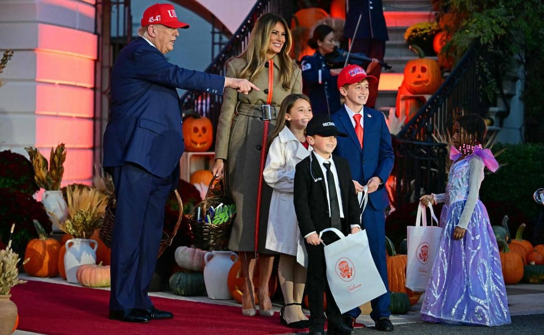 Donald y Melania dan dulces a infancias por Halloween, acompañados del Servicio Secreto de EU. (30/10/25) Foto: AFP