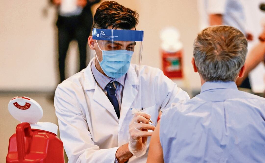 La aplicación de una sola dosis reduce sustancialmente el riesgo de transmisión del virus en el hogar - Foto: KAMIL KRZACZYNSKI/AFP