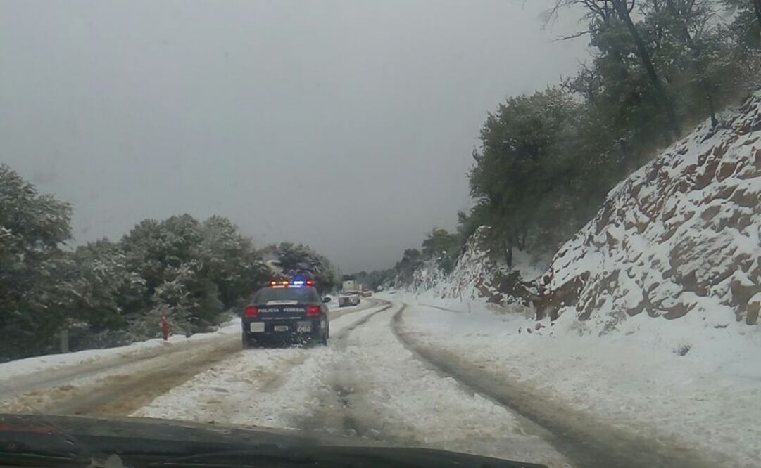 A causa de la nevada en el Puerto San Luis, la carretera entre Agua Prieta, Sonora-Janos, Chihuahua se cerró. (FOTO: Cortesía Benjamín Zambrano)