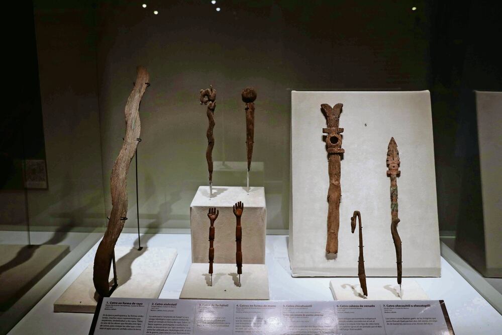 Las vitrinas y paredes de la sala principal del Museo Templo Mayor exponen 145 vestigios de madera mexicas que integran la exposición Insignias de los dioses. La madera en el Templo Mayor, la cual abunda en los usos y los significados de la madera para los mexicas. Foto: Diego Simón / EL UNIVERSAL