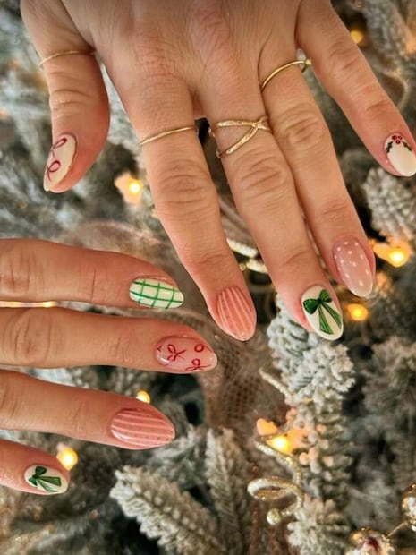 Uñas rosas con moños y acentos verdes festivos. Foto: Instagram @n.nadia_nails