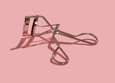 Cómo saber cuándo reemplazar tu enchinador de pestañas