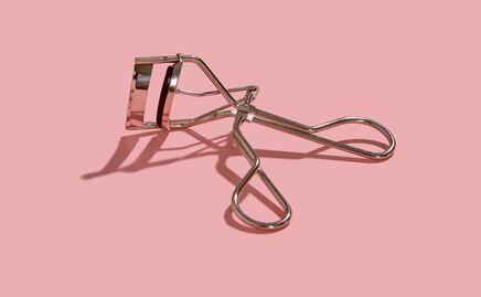 Cómo saber cuándo reemplazar tu enchinador de pestañas