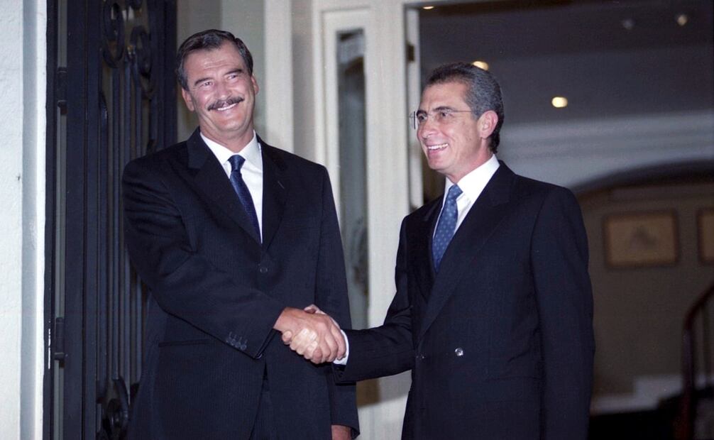 Vicente Fox y Ernesto Zedillo en la Residencia Oficial de Los Pinos, el 3 de junio del 2000. Según el artículo "Making history in Mexico" en The Economist, Zedillo fue el responsable de “la creación de una autoridad electoral independiente que organizó los comicios más limpios en la historia de México”. Foto: Lucía Godínez/EL UNIVERSAL.