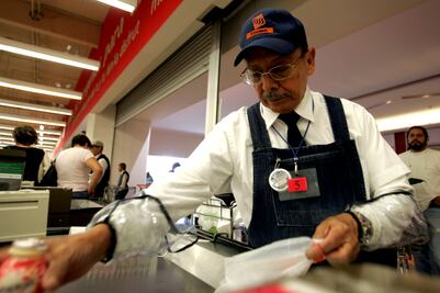 STPS coloca en empleos a 260 mil adultos mayores