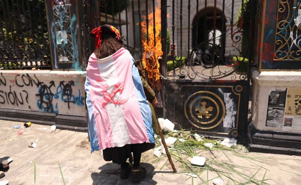 Integrantes de la comunidad trans, las cuales mantienen un plantón desde hace 21 días afuera de la Secretaria de Gobernación, marcharon con los fines de exigir justicia y un diálogo con la titular de dicha dependencia, Rosa Icela Rodríguez. Foto: Graciela López / EL UNIVERSAL
