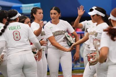 Estos son los uniformes que la selección mexicana de softbol tiraría a la basura