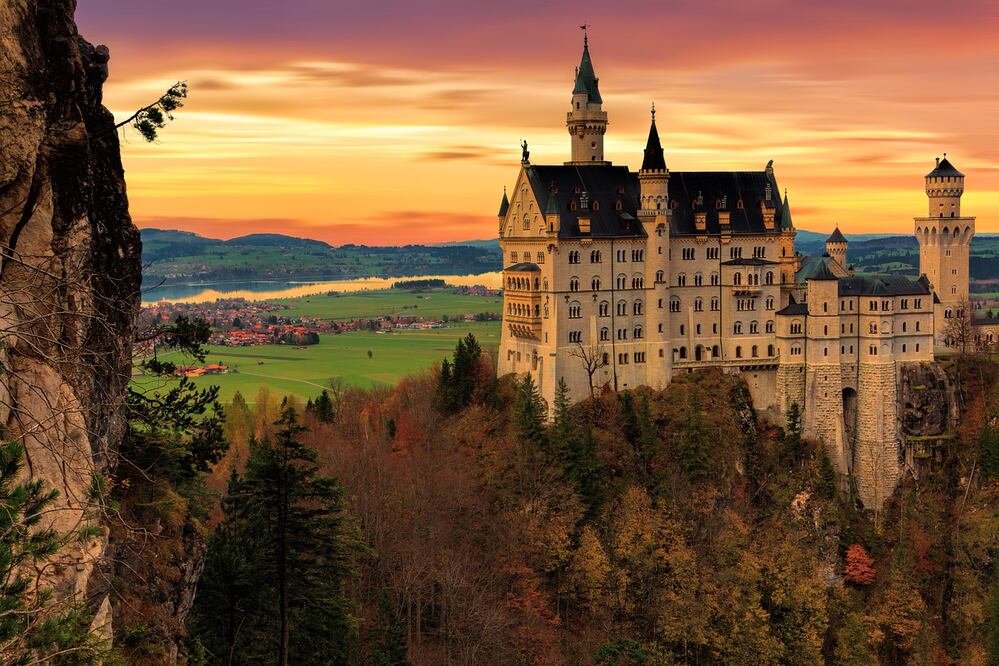 Neuschwanstein está muy cerca de la frontera con Austria, las torres del castillo se elevan por encima de los relieves y los bosques. (Foto: Pixabay) 
