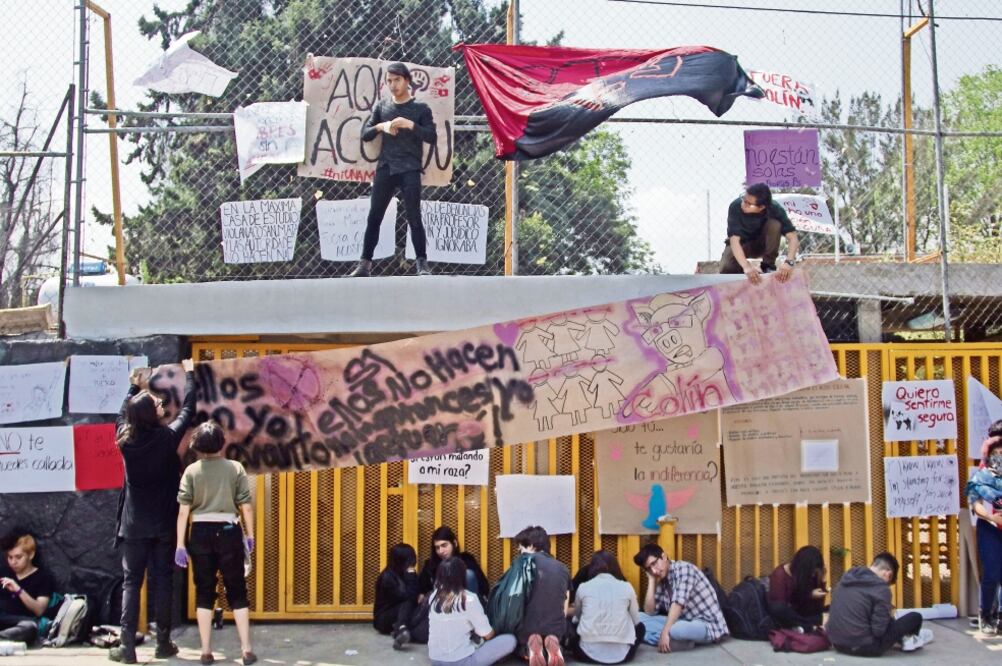 El lunes, desde las 05:30 horas, estudiantes de la ENP 5 realizaron la clausura de los accesos a la institución para denunciar a un profesor, quien presuntamente habría incurrido en acoso sexual. (GALO CAÑAS.CUARTOSCURO)
