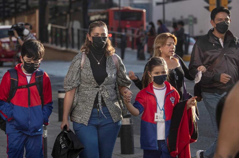 Personas con cubrebocas caminan por las calles del Centro Histórico. Foto: EFE/Madla Hartz, archivo