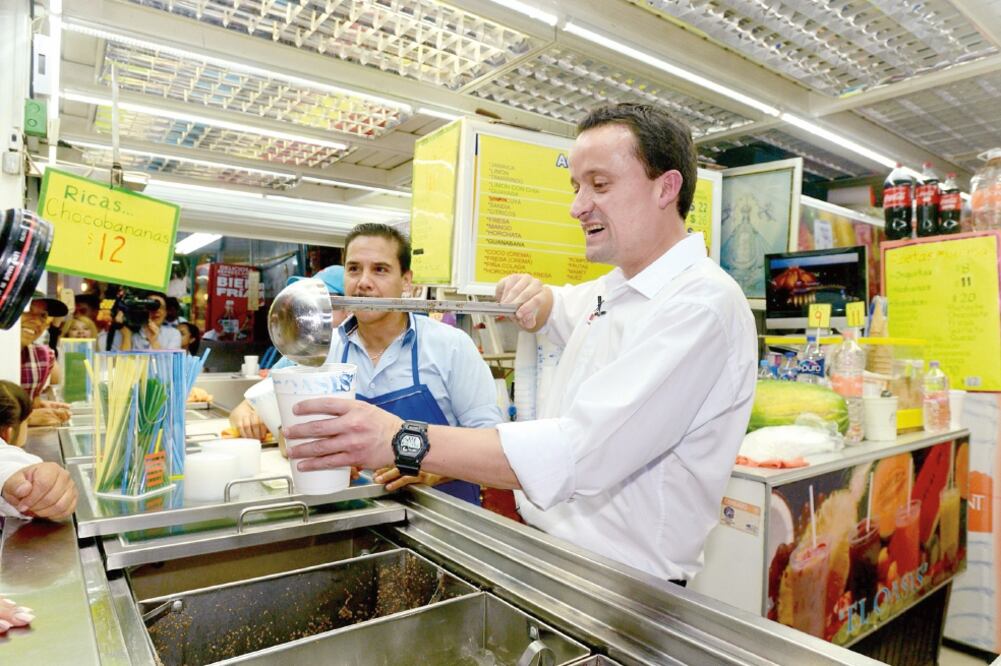 El candidato del PRI al Gobierno de la Ciudad de México, Mikel Arriola Peñalosa, recorrió los pasillos del mercado de la delegación Azcapotzalco para pedir el voto a comerciantes y locatarios. Foto: CORTESÍA
