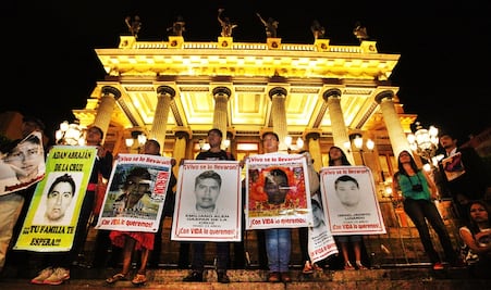 Marchan por los 43 durante clausura del Cervantino