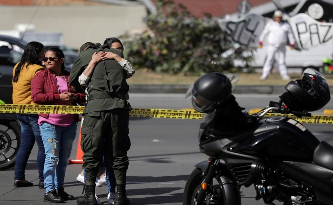 A woman embraces a police officer close to the scene where a car bomb exploded, according to authorities, in Bogotá, Colombia - Photo: Luisa González/REUTERS