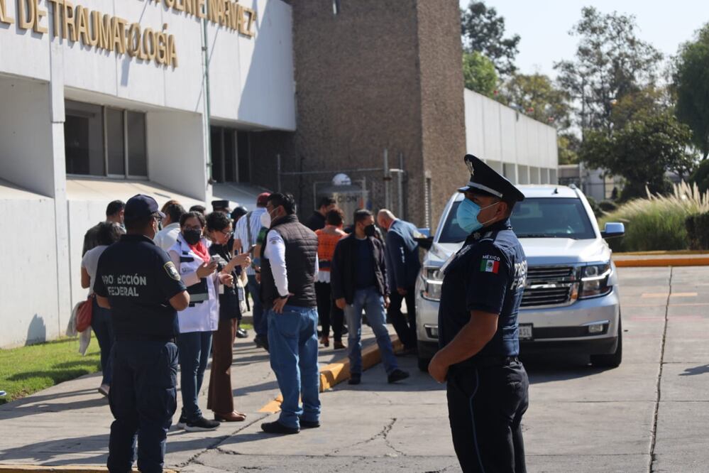 En el Hospital Magdalena de las Salinas, personas por su propio pie llegaron para ser valorados tras el choque de dos trenes en la Línea 3 del Metro. Foto: Jorge Alejandro Hernández Medellín