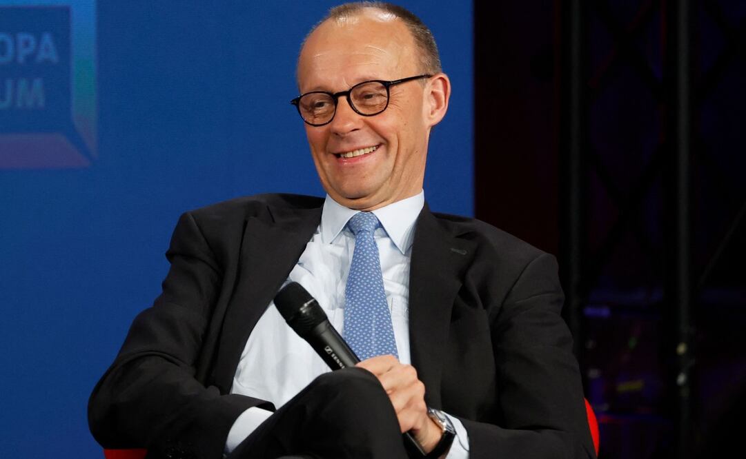 El canciller alemán, Friedrich Merz, sonríe mientras participa en un debate sobre "Guerras, crisis, cancillería: respuestas alemanas a las cuestiones europeas" en el escenario del recinto ferial "Re:Publica 25" durante la inauguración de la conferencia digital "República 25" en Berlín el 26 de mayo de 2025. Foto: AFP