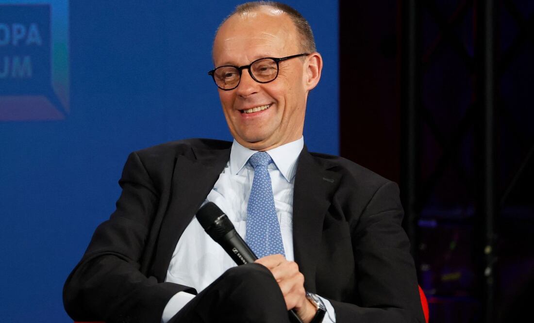 El canciller alemán, Friedrich Merz, sonríe mientras participa en un debate sobre "Guerras, crisis, cancillería: respuestas alemanas a las cuestiones europeas" en el escenario del recinto ferial "Re:Publica 25" durante la inauguración de la conferencia digital "República 25" en Berlín el 26 de mayo de 2025. Foto: AFP