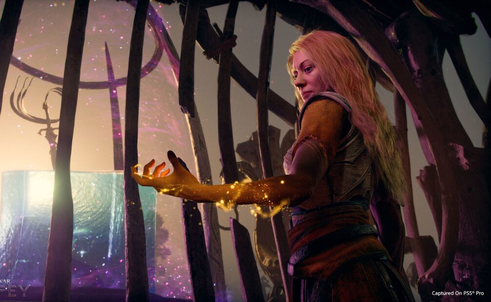 En el juego, Faye llevará la Mano Dorada de los Jötnar, la cual le otorgará poderes temibles. incluyendo la habilidad de manipular almas. Foto: PlayStation Blog