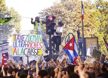 Miles protestan en Francia contra Macron, su nuevo primer ministro y sus ajustes presupuestarios