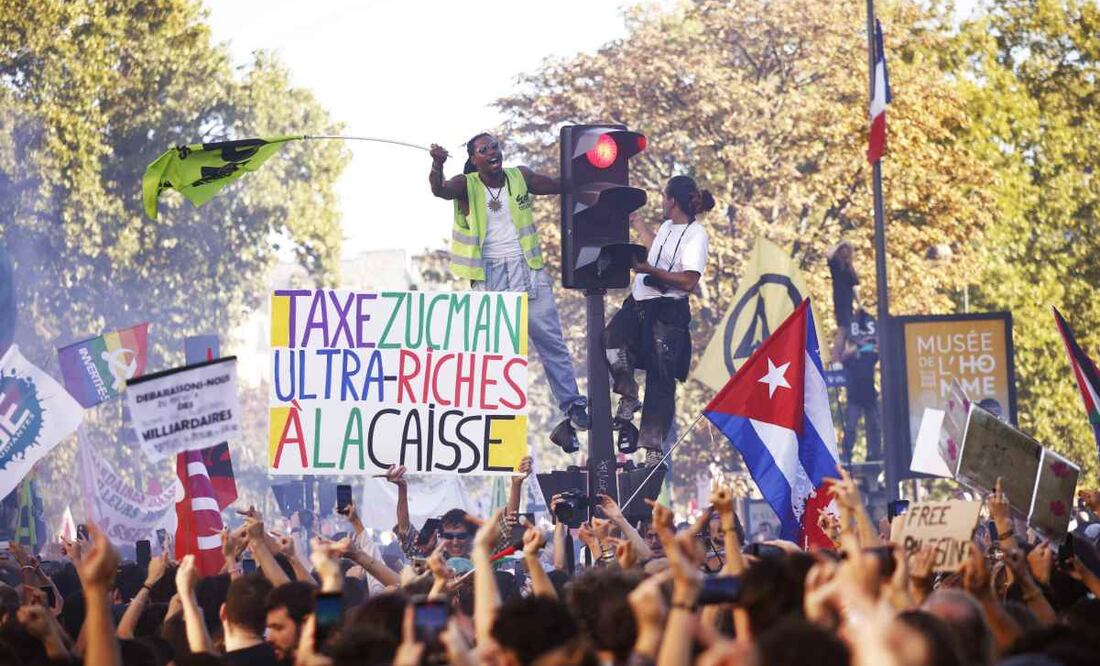 Un manifestante lleva un cartel con la frase "Impuesto a Zucman, ultrarricos al dinero" durante una protesta contra las medidas de austeridad en el próximo presupuesto en París, Francia, el 18 de septiembre de 2025. Los sindicatos franceses han convocado una huelga nacional y protestas masivas contra los recortes previstos en el proyecto de presupuesto del gobierno para 2026. Foto: EFE