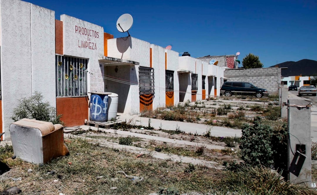En el fraccionamiento Hacienda Santa Rosa, al norte de la capital queretana, muchas casas están abandonadas, saqueadas, llenas de basura y a algunas les han robado ventanas, puertas, cableados y accesorios (GUILLERMO GONZÁLEZ)