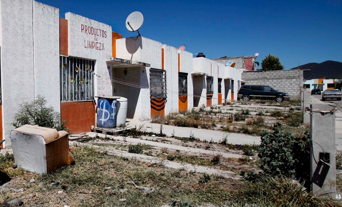 En el fraccionamiento Hacienda Santa Rosa, al norte de la capital queretana, muchas casas están abandonadas, saqueadas, llenas de basura y a algunas les han robado ventanas, puertas, cableados y accesorios (GUILLERMO GONZÁLEZ)
