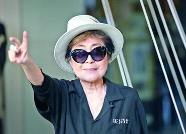 Yoko Ono se encuentra hospitalizada