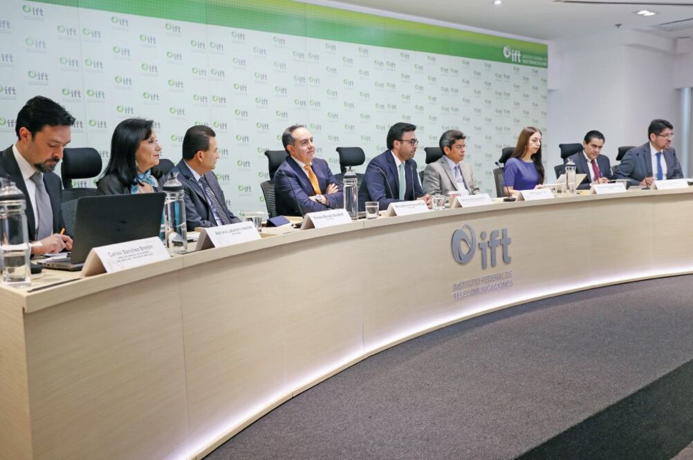 El comisionado Javier Juárez Mojica y la presidenta interina Adriana Labardini Inzunza señalaron que no participarán en el proceso, pero estarán atentos al proceso que llevará a cabo la Cámara Alta. (VALENTE ROSAS. EL UNIVERSAL)