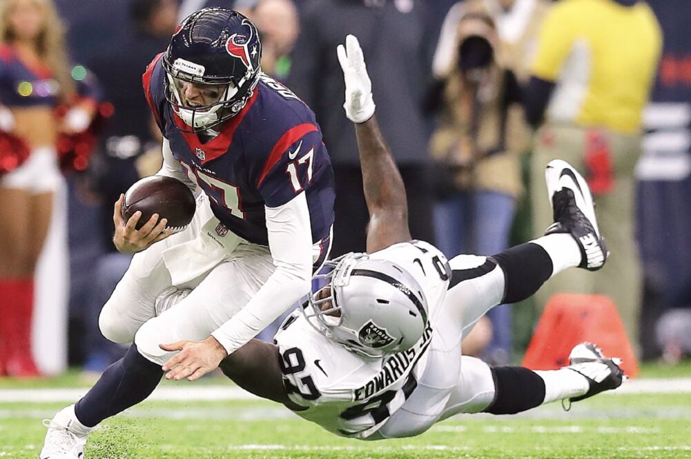Brock Osweiler (17) completó 14 de 25 intentos para 168 yardas y una anotación sin intercepción (ERIC GAY. AP)