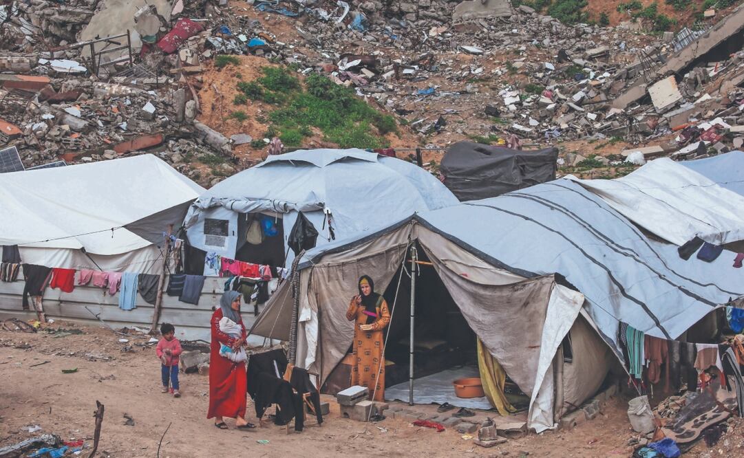 Mujeres palestinas, afuera de sus refugios en medio de un alto el fuego entre Israel y Hamas, en Jabalya, en el norte de la Franja de Gaza. Foto: de MOHAMMED SABER. EFE