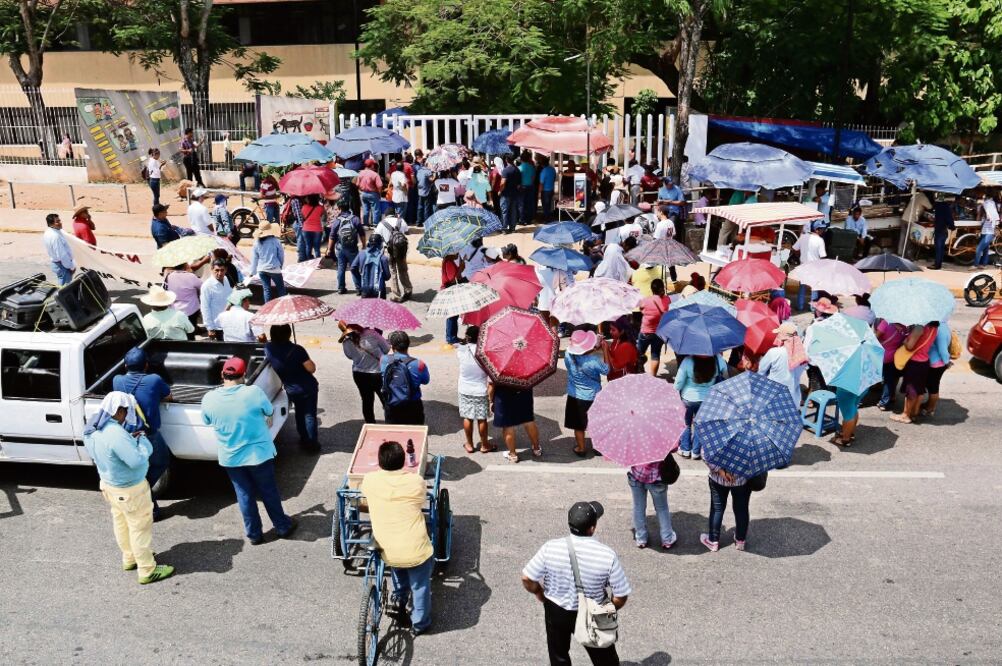 A la megamarcha que encabezó el magisterio disidente en Villahermosa, Tabasco, sólo asistieron 200 personas (LUMA LÓPEZ. EL UNIVERSAL)