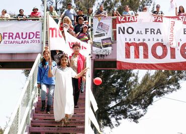 Morena 'toma' puentes peatonales en Iztapalapa
