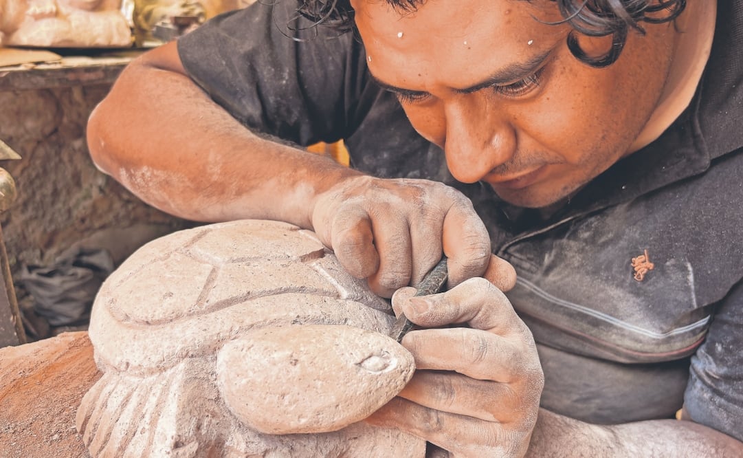Cuatro generaciones de artesanos labradores de cantera han sobrevivido en la familia de Saúl, en la comunidad de Las Camelinas, en Tzintzuntzan. Foto: Carlos Arrieta/ EL UNIVERSAL
