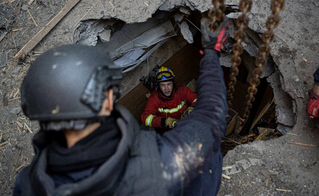 Una fotografía publicada por el servicio de prensa del Servicio Estatal de Emergencia (SES) de Ucrania muestra a los rescatistas ucranianos retirando los restos de un cohete en el lugar de un edificio residencial dañado en Kiev, Ucrania , 17 de noviembre de 2024. Las fuerzas rusas lanzaron un 'ataque combinado masivo dirigido a todas las regiones de Ucrania' durante la noche y la mañana con alrededor de 120 misiles y 90 vehículos aéreos no tripulados. (UAV), afirmó el presidente ucraniano Zelensky el 17 de noviembre, añadiendo que las fuerzas de defensa aérea de Ucrania destruyeron más de 140 objetivos aéreos. El principal objetivo del ataque ruso fue la infraestructura energética en toda Ucrania, dijo Zelensky. Las tropas rusas entraron en territorio ucraniano el 24 de febrero de 2022, iniciando un conflicto que ha provocado destrucción y una crisis humanitaria. Foto: EFE