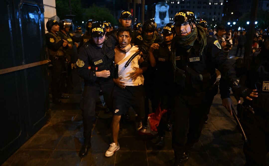 Policías arrestan a un manifestante durante una manifestación contra el gobierno de la presidenta peruana Dina Boluarte. Foto: AFP