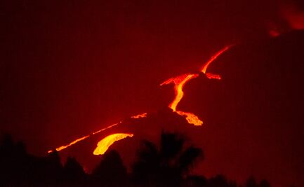 Nube de ceniza del volcán obliga a suspender vuelos en aeropuerto de La Palma