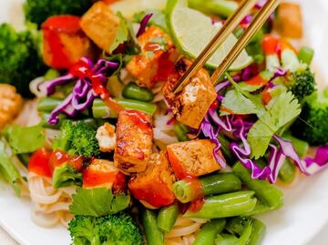 Cocina tallarines de arroz con tofu y salsa de cacahuates