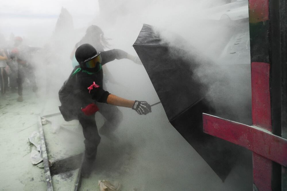 Durante la marcha del 8M, algunas mujeres intentaron derribar las vallas colocadas por autoridades para resguardar Palacio Nacional (Foto: Diego Simón Sánchez)