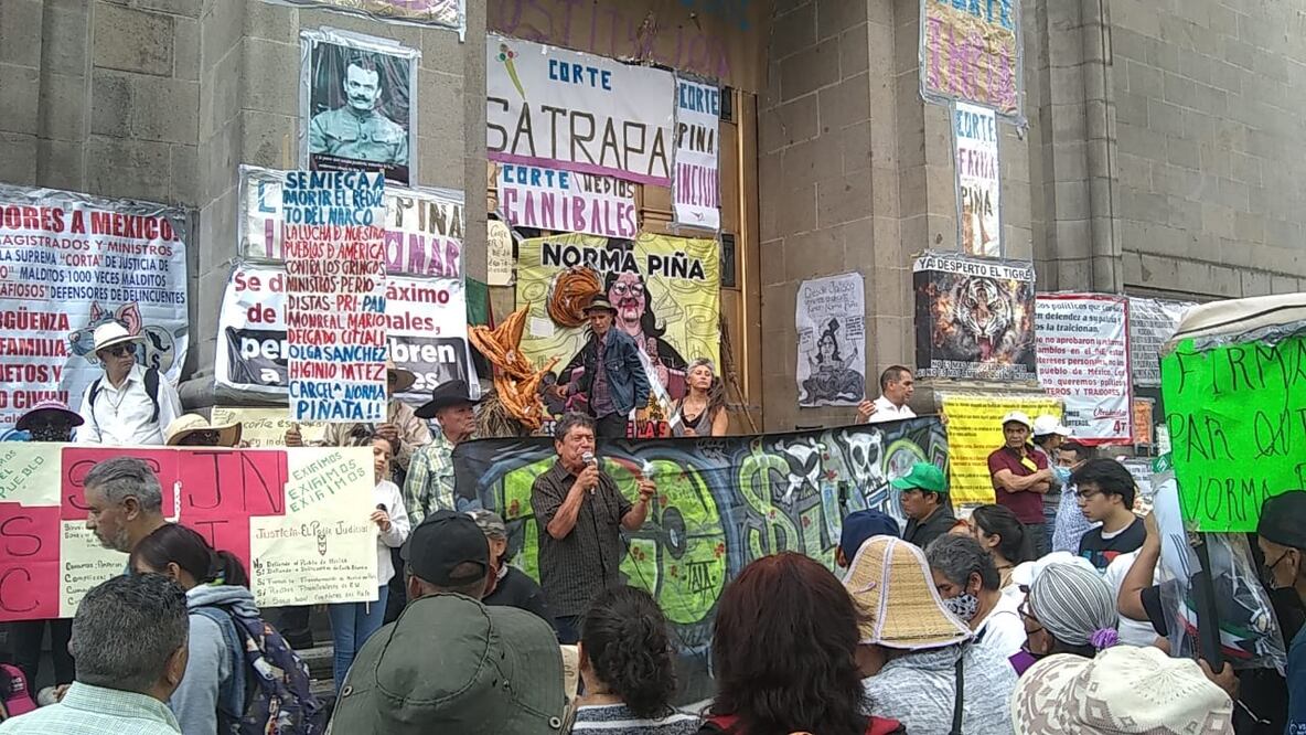 Simpatizantes de Morena golpean a reporteros de Radio Fórmula frente a SCJN. Foto: Carlos Mejía / EL UNIVERSAL