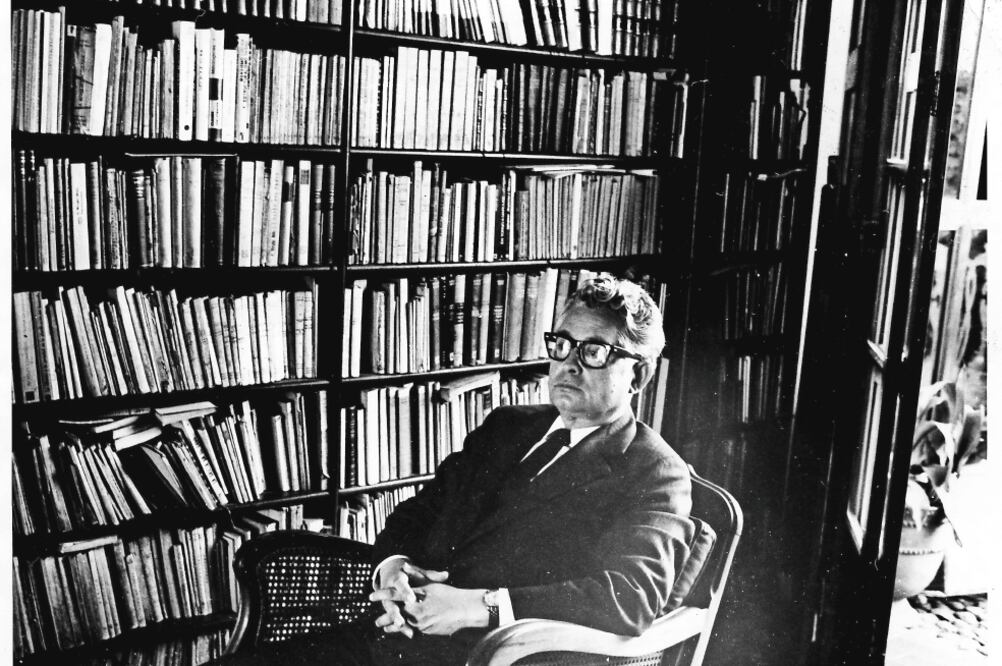 Este año, el Festival Letras en Tepic celebrará el centenario del nacimiento de Alí Chumacero. En la imagen, el poeta en su biblioteca personal, en abril de 1973. Foto: ARCHIVO EL UNIVERSAL