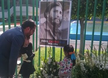 Por segundo día llevan flores a Embajada de Cuba en México