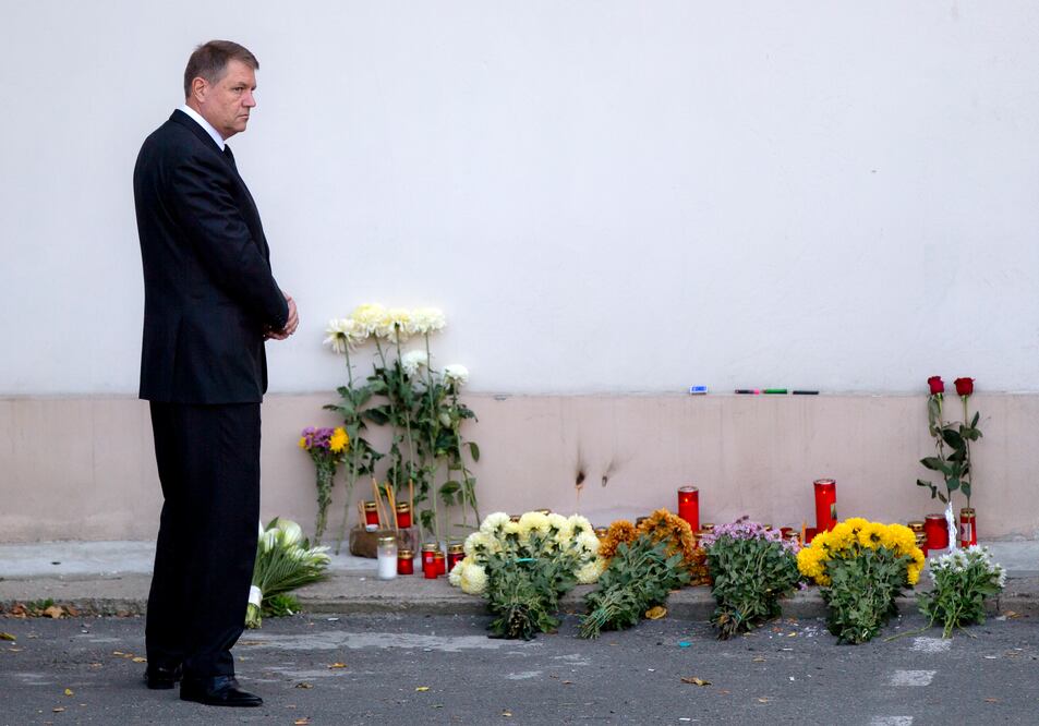 El presidente de Rumanía, Klaus Iohannis, apuntó ayer al incumplimiento de las normas de seguridad como causa del incendio (AP)