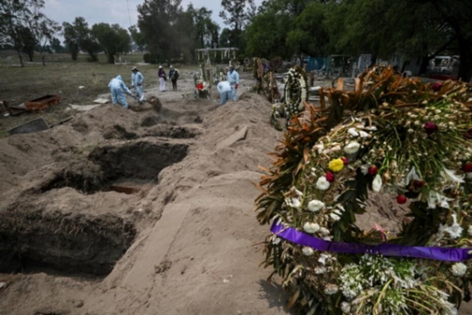 Cavan fosas en Iztapalapa para muertos de coronavirus