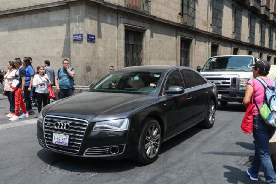 Comprador recoge su "Bestia Mexicana" en Palacio Nacional