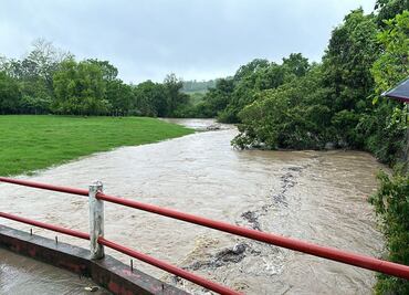 Tras lluvias de las últimas horas, ríos y arroyos comienzan a salir de su cauce en San Luis Potosí