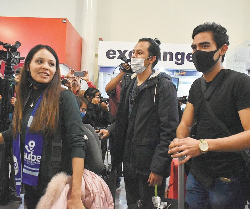 Liz Anel Cruz (izq.) fue una de los estudiantes mexicanos que fueron repatriados de China hace dos días, ya que los jóvenes no podían comprar un boleto de avión, cuyo costo alcanza los 40 mil pesos. Foto: ESTEBAN ORTEGA. EFE